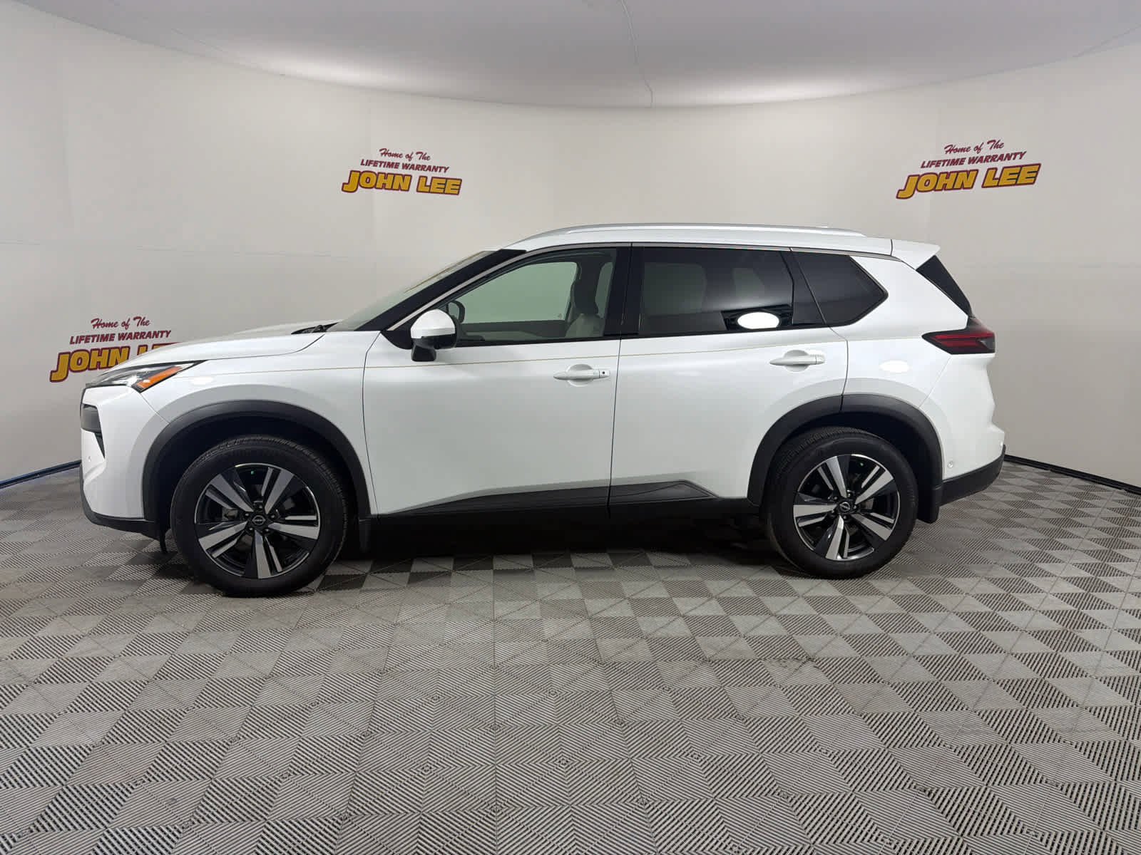 Used 2024 Nissan Rogue SL image 2