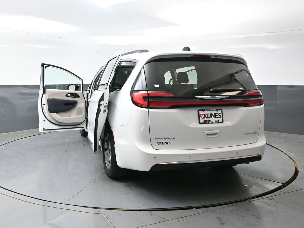 Used 2023 Chrysler Pacifica Limited FWD image 61