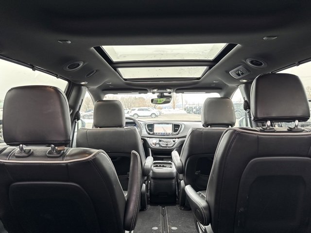 Used 2025 Chrysler Pacifica Limited image 13