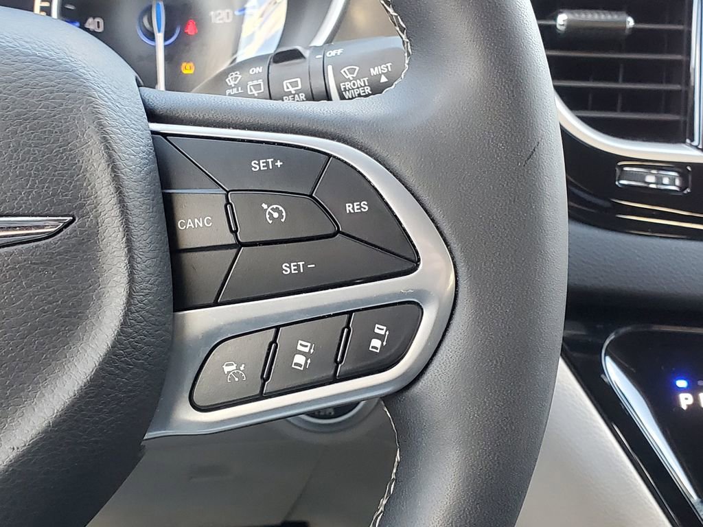 Used 2024 Chrysler Pacifica Touring-L image 22