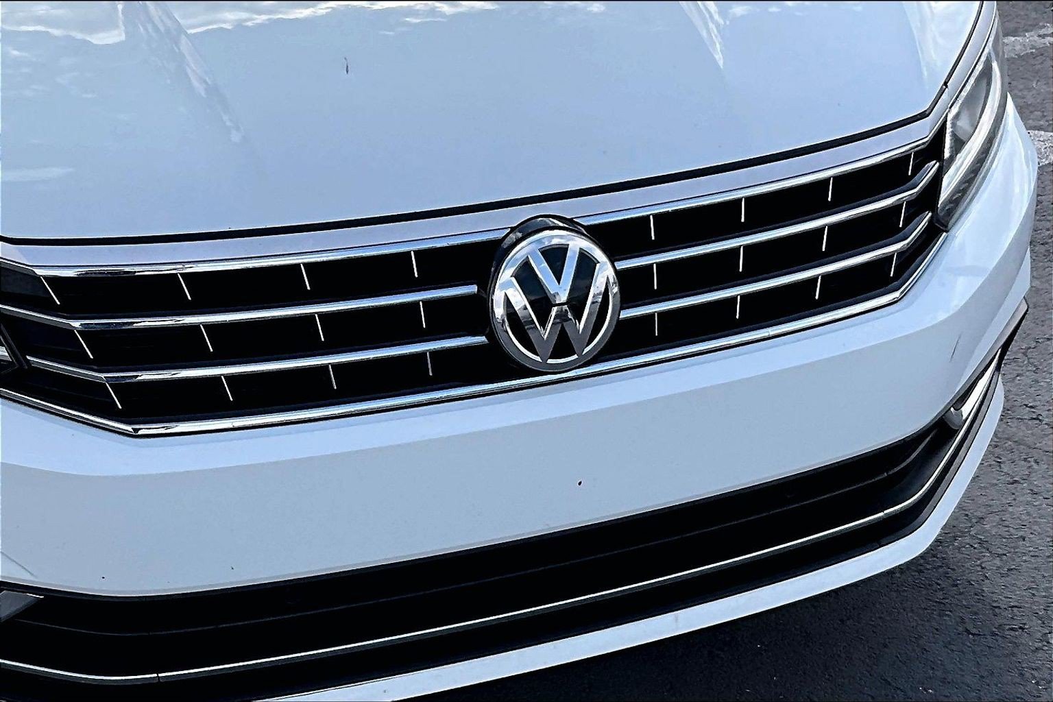 Used 2018 Volkswagen Passat 2.0T SEL Premium FWD image 21