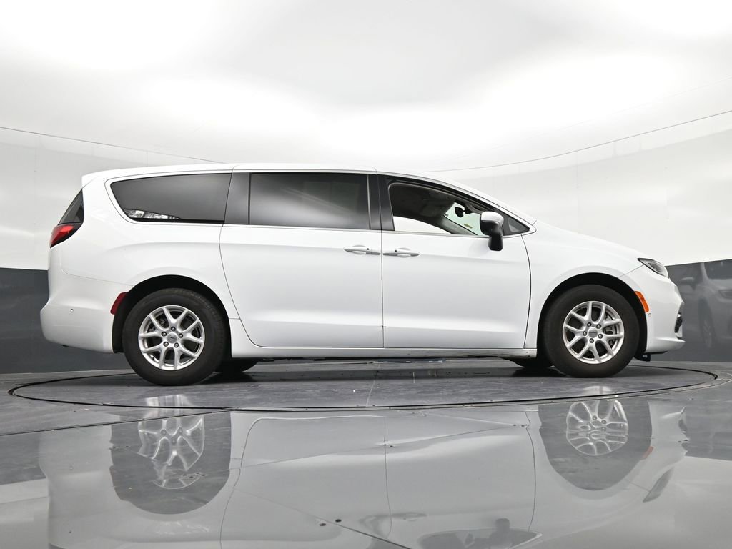 Used 2023 Chrysler Pacifica Touring-L FWD image 33