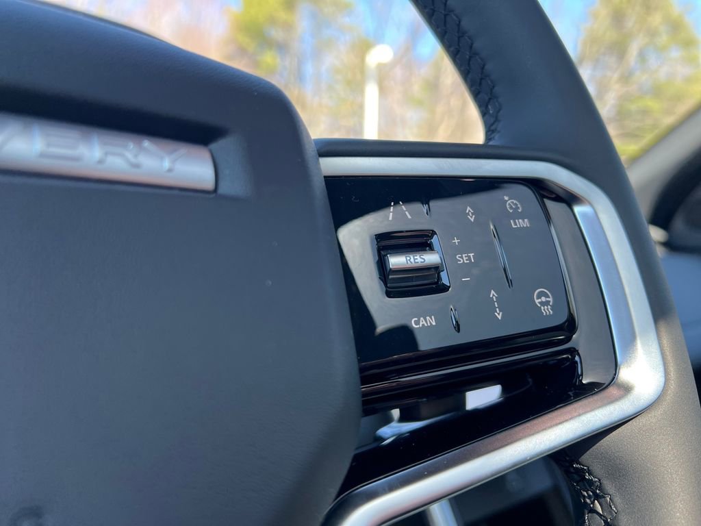 New 2025 Land Rover Discovery Sport Dynamic SE image 16