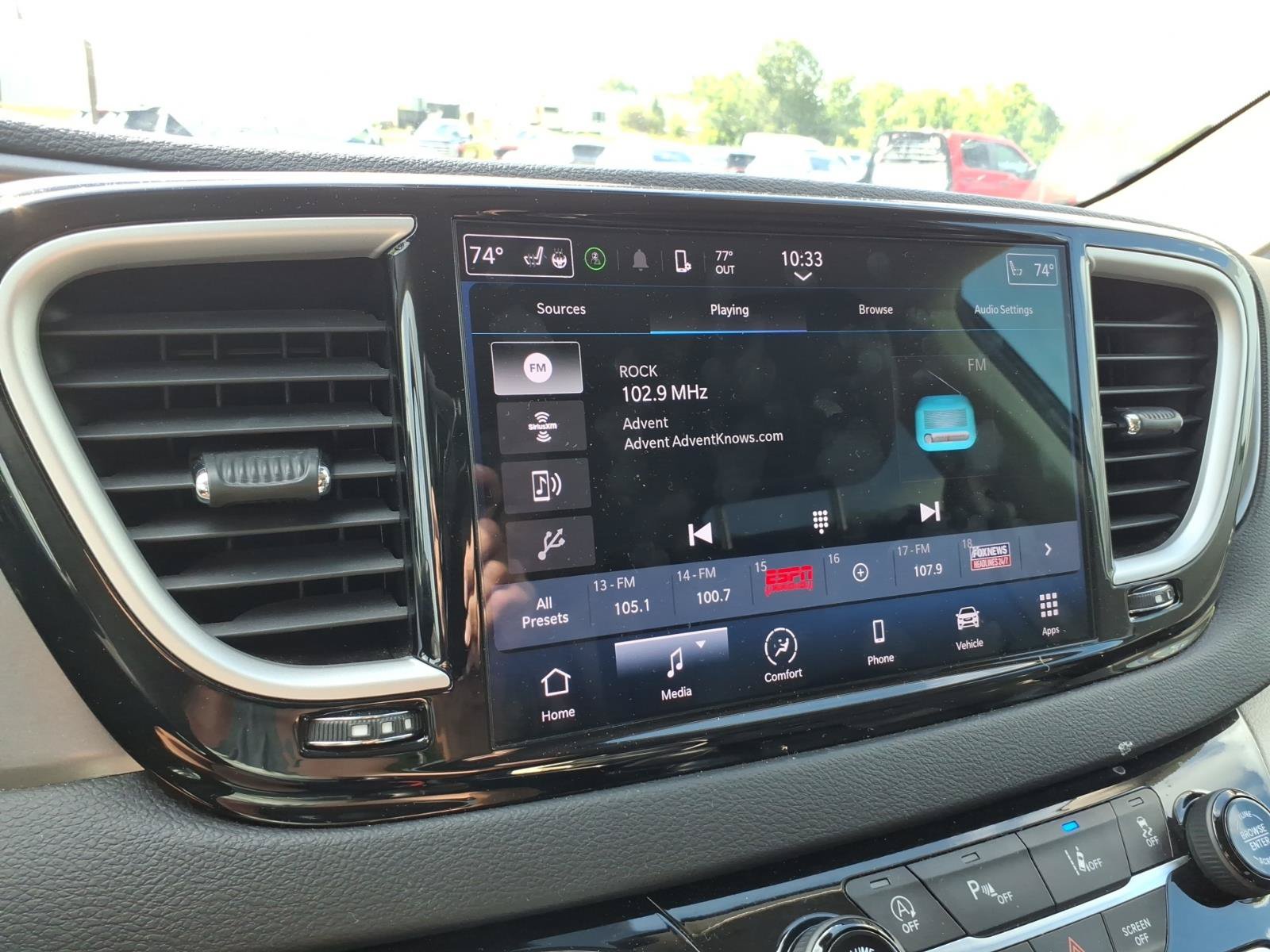 Used 2023 Chrysler Pacifica Touring-L FWD image 17