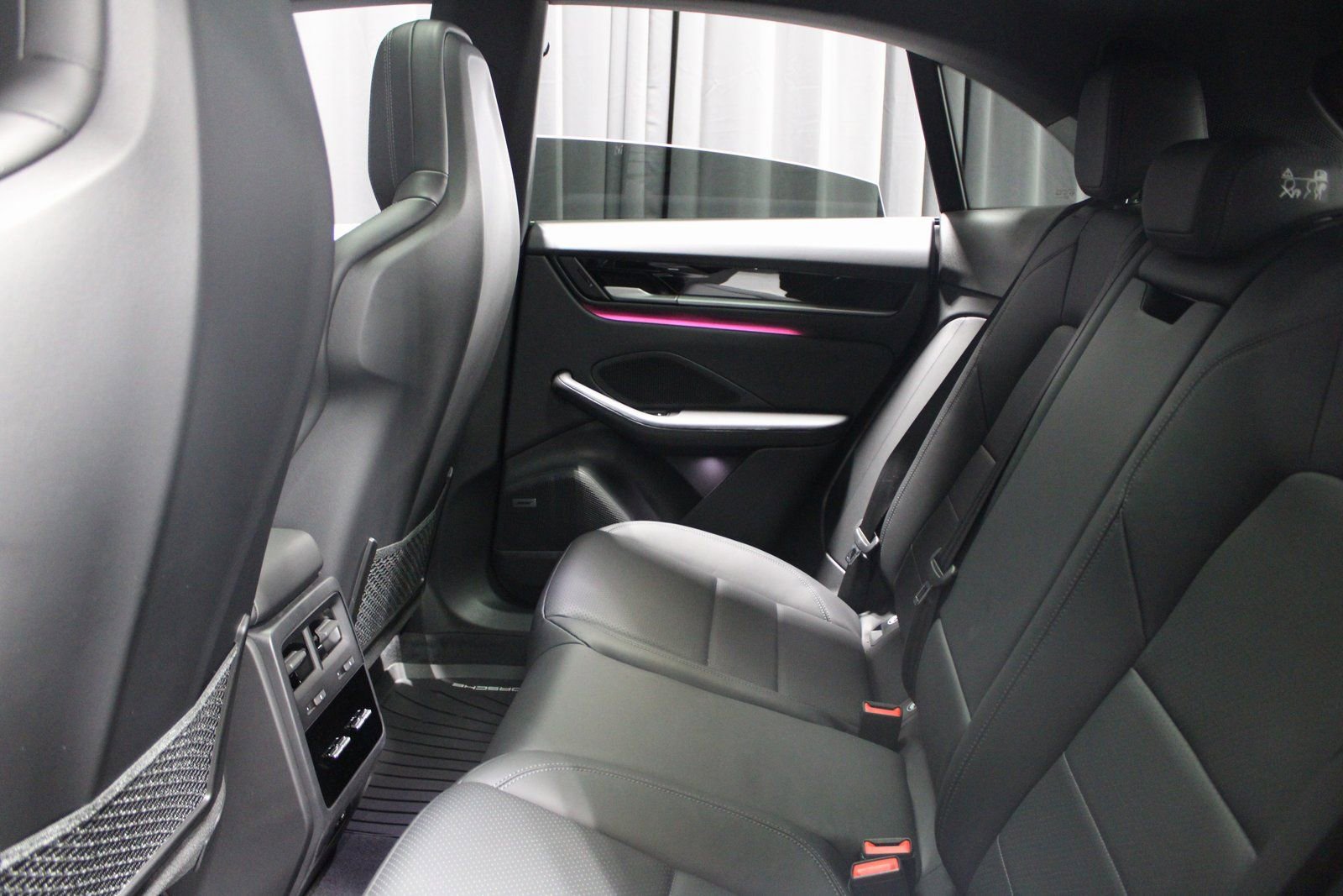 Certified 2025 Porsche Macan Electric image 5