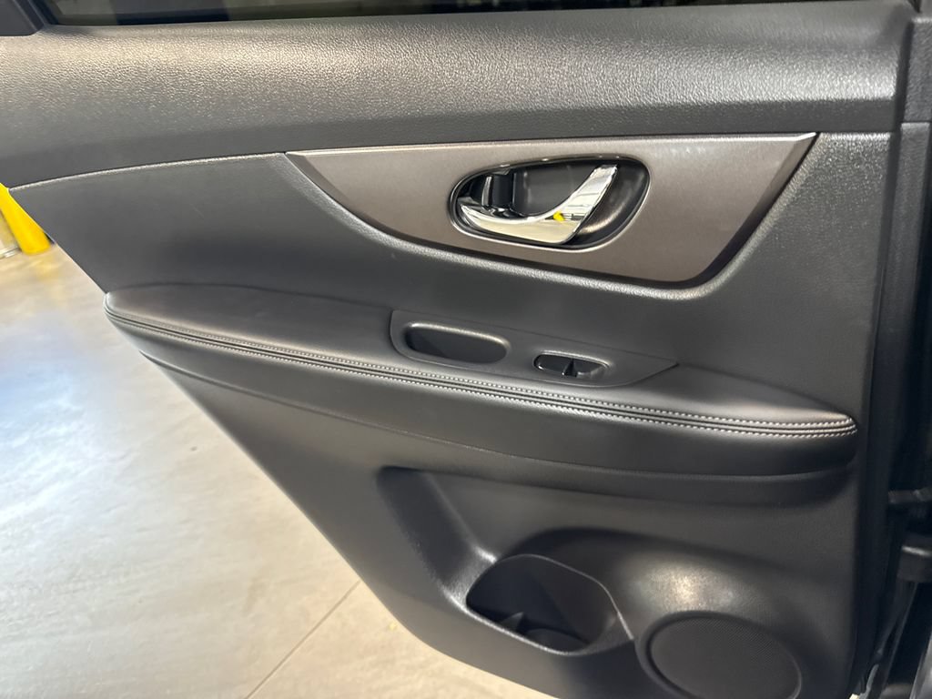 Used 2016 Nissan Rogue SV AWD/4WD image 11