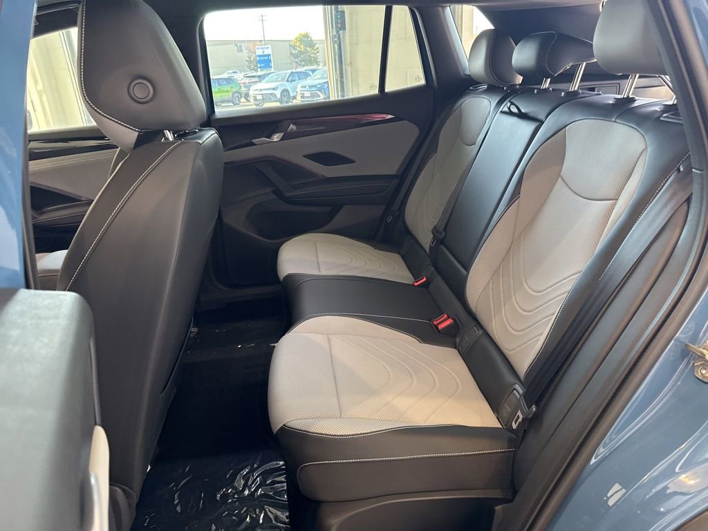 New 2025 Volkswagen Tiguan SE R-Line image 17