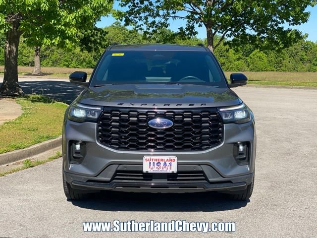 Used 2025 Ford Explorer ST-Line w/ ST-Line Street Pack AWD/4WD image 2