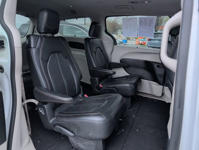 Used 2019 Chrysler Pacifica Touring-L image 24