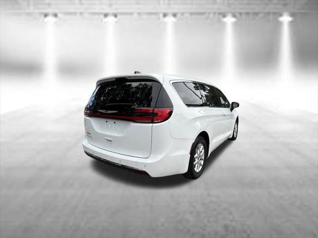 Certified 2023 Chrysler Pacifica Touring-L FWD image 7