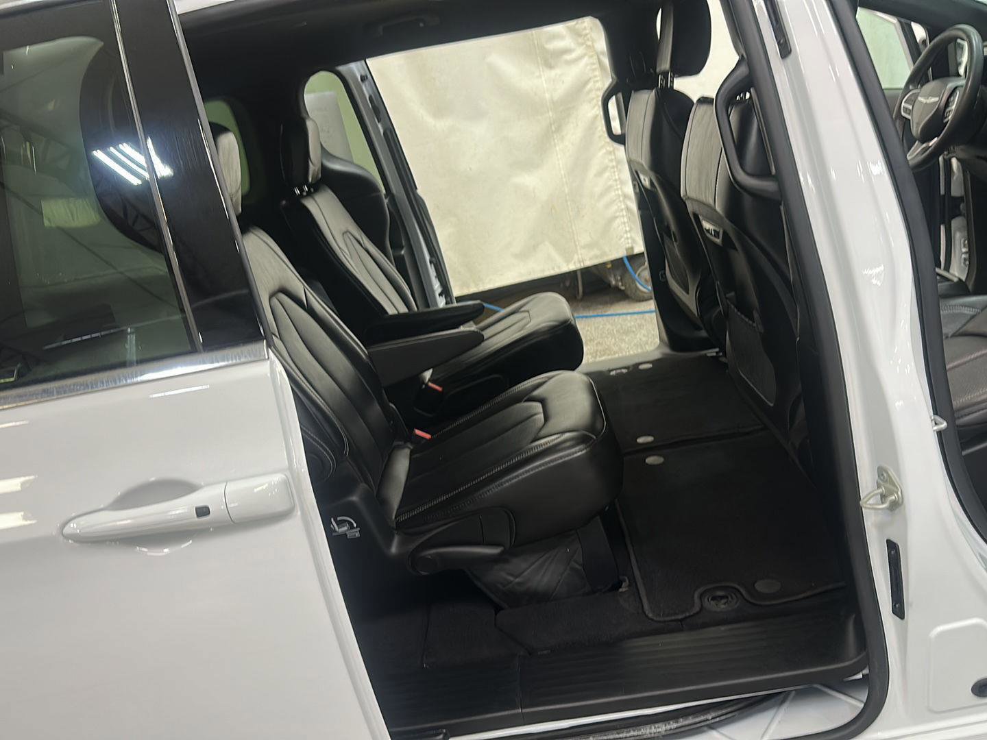Used 2025 Chrysler Pacifica Select FWD image 31