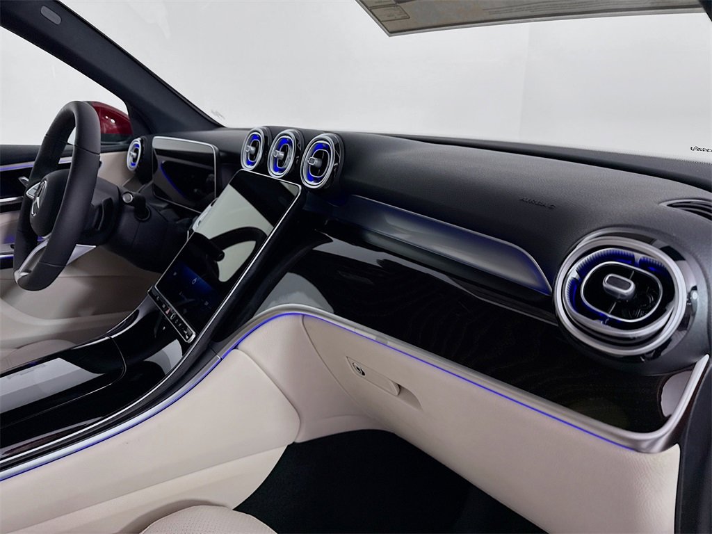 Used 2025 Mercedes-Benz GLC 300 4MATIC image 31