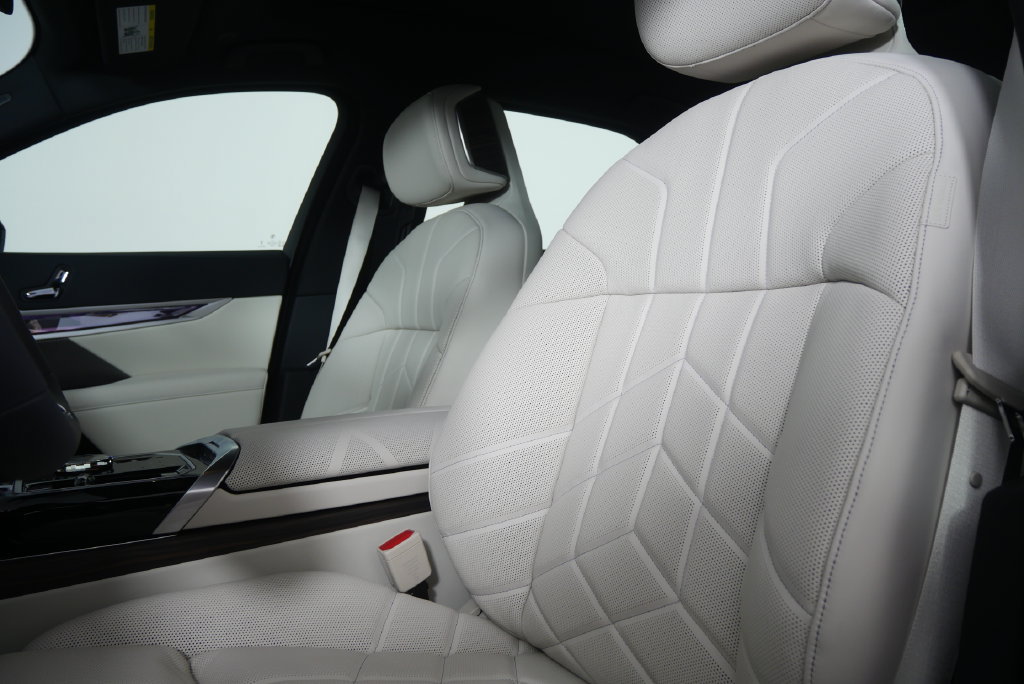 New 2026 BMW 750e xDrive AWD/4WD image 11