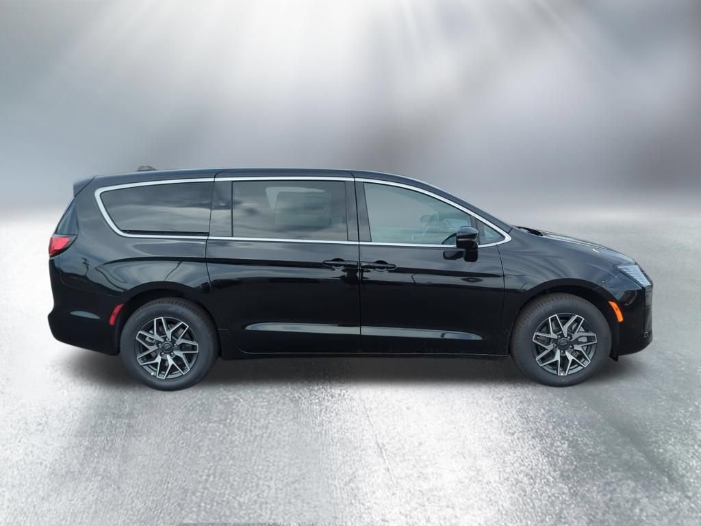 New 2027 Chrysler Pacifica Limited AWD/4WD image 7