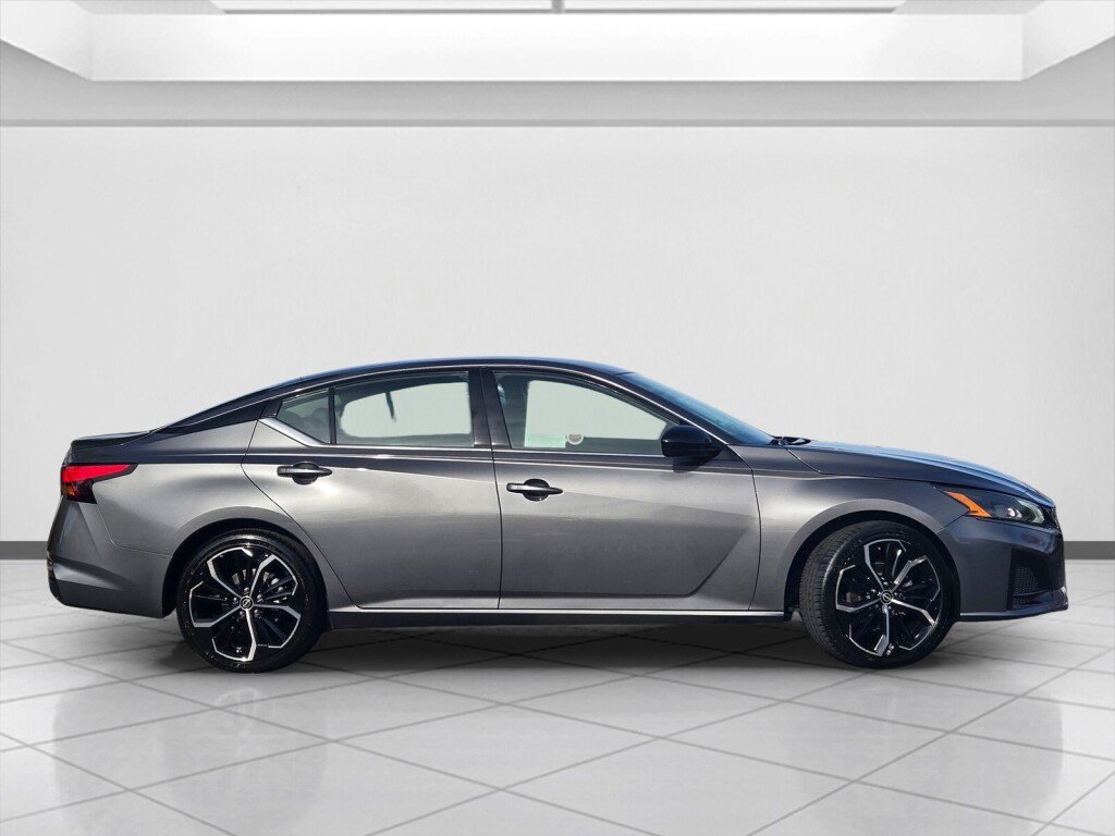 Used 2024 Nissan Altima 2.5 SR image 4