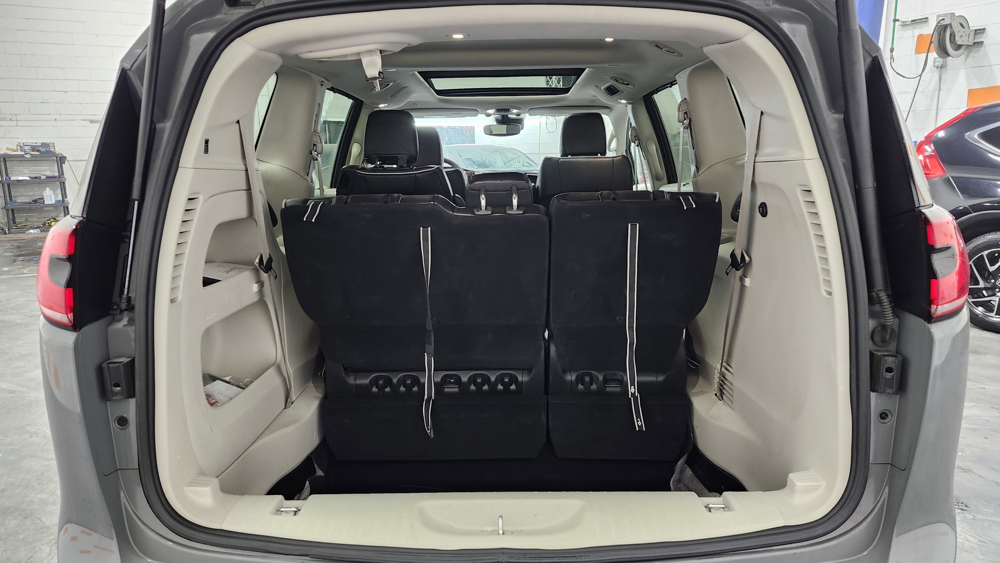 Used 2023 Chrysler Pacifica Limited image 22