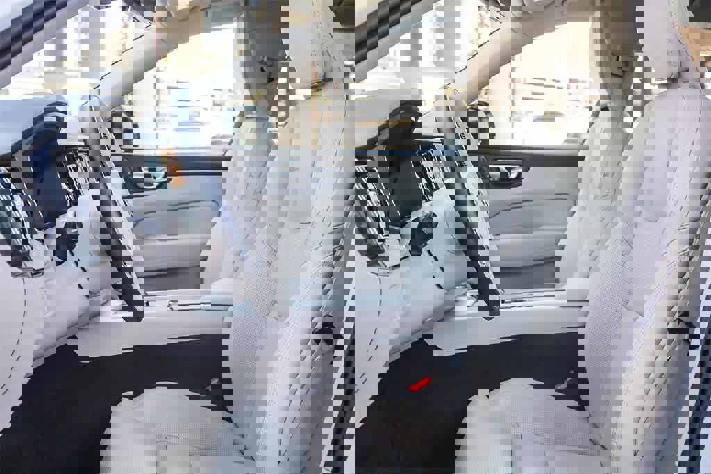 Used 2024 Volvo XC60 B5 Ultimate image 18