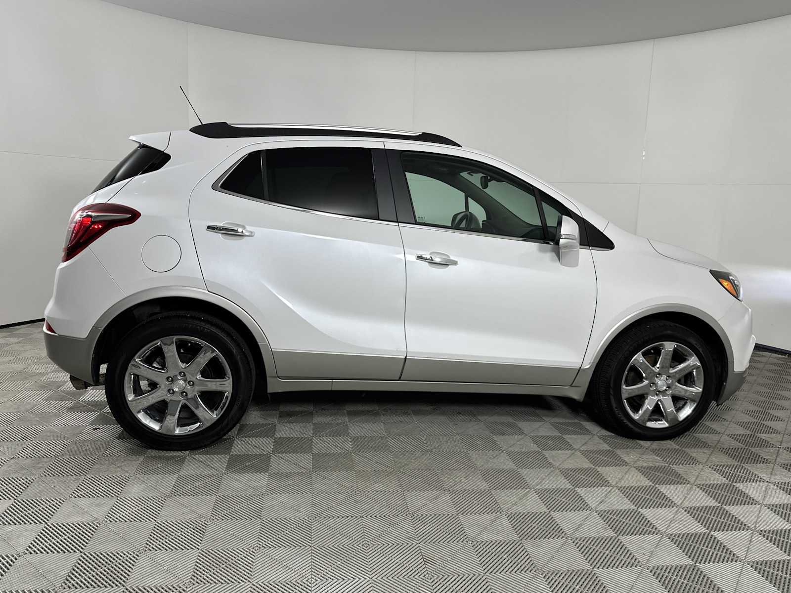 Used 2019 Buick Encore Essence w/ Experience Buick Package FWD image 9