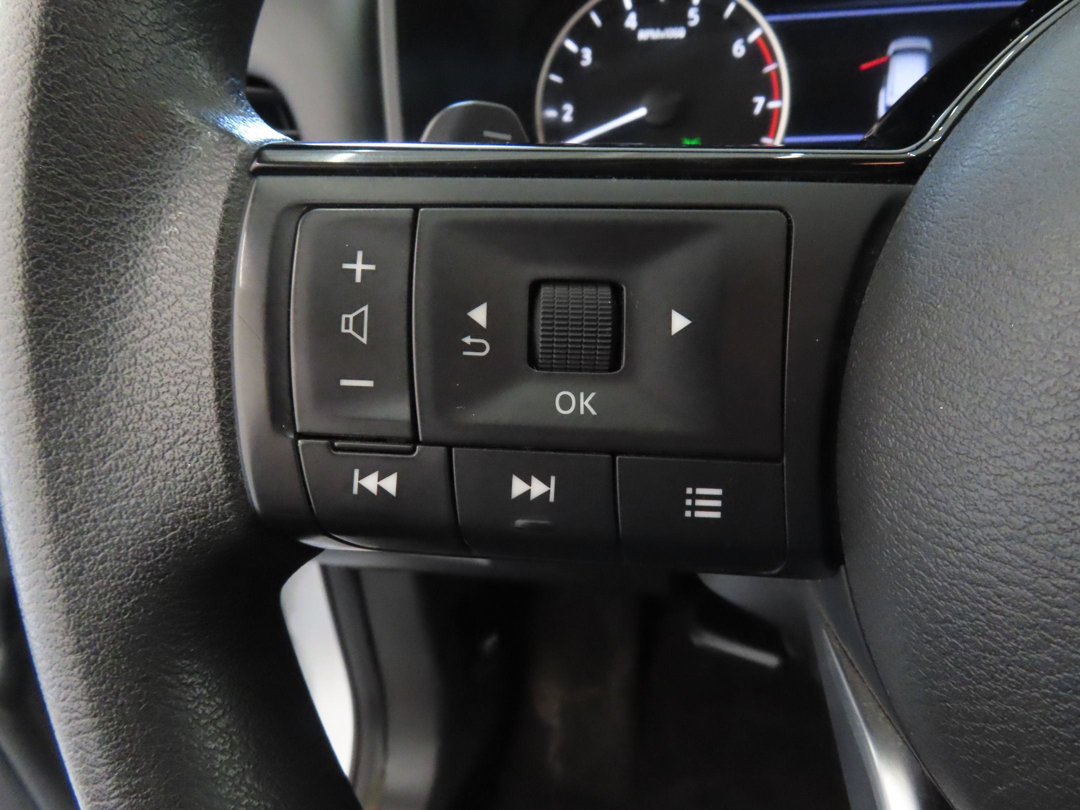 Used 2023 Nissan Rogue SV AWD/4WD image 14