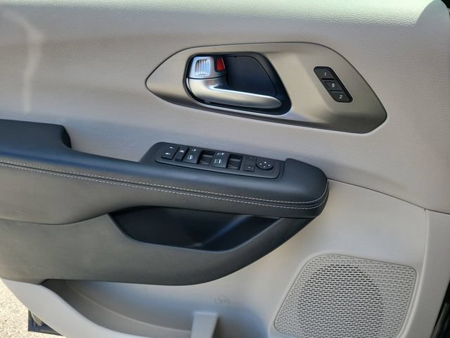 Used 2023 Chrysler Pacifica Touring-L FWD image 19