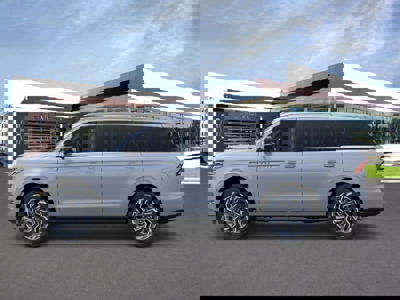New 2025 Lincoln Navigator Reserve image 3