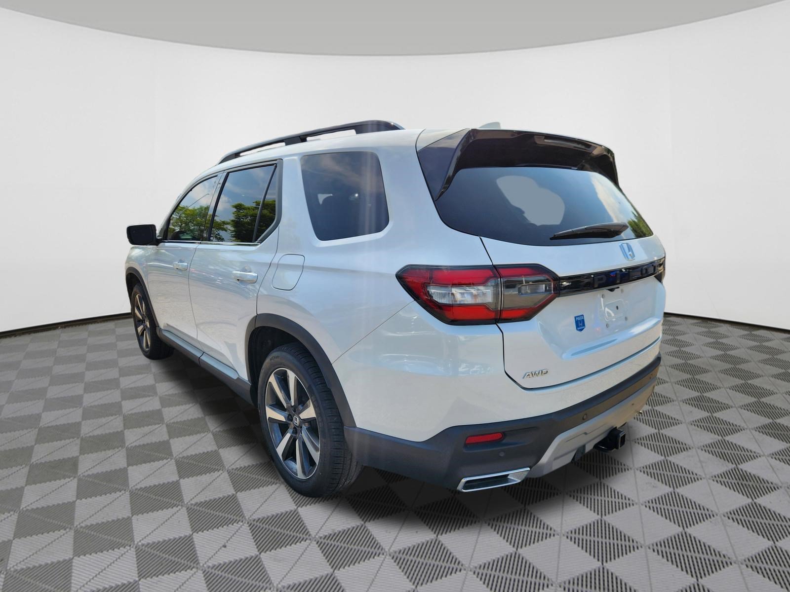 Certified 2024 Honda Pilot Touring image 3