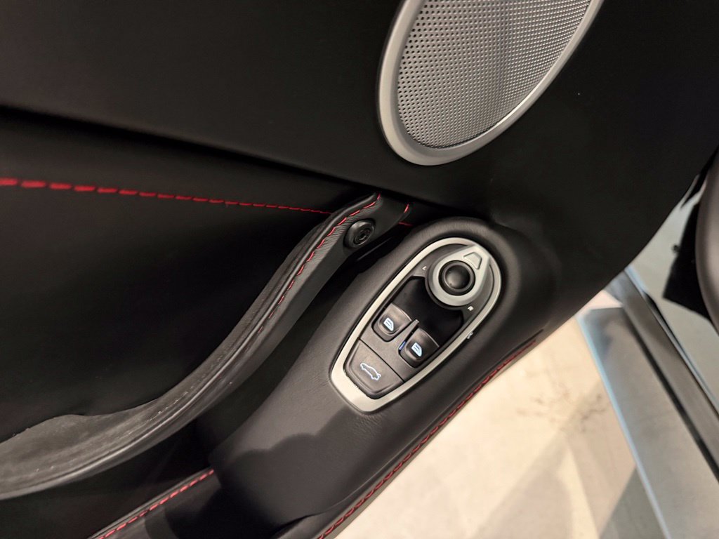 Used 2020 Aston Martin V8 Vantage Coupe RWD image 32