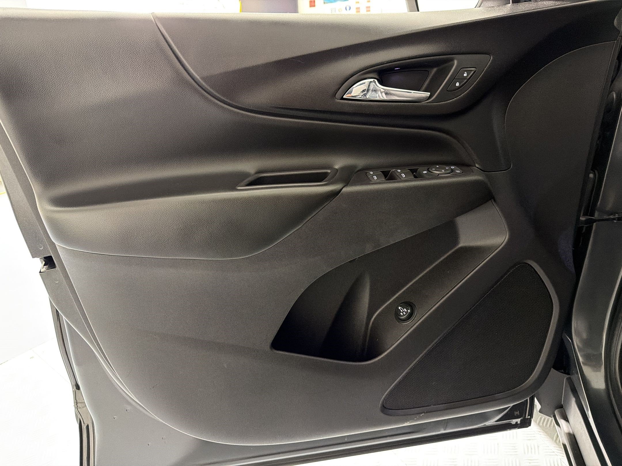 Used 2018 Chevrolet Equinox LT FWD image 22