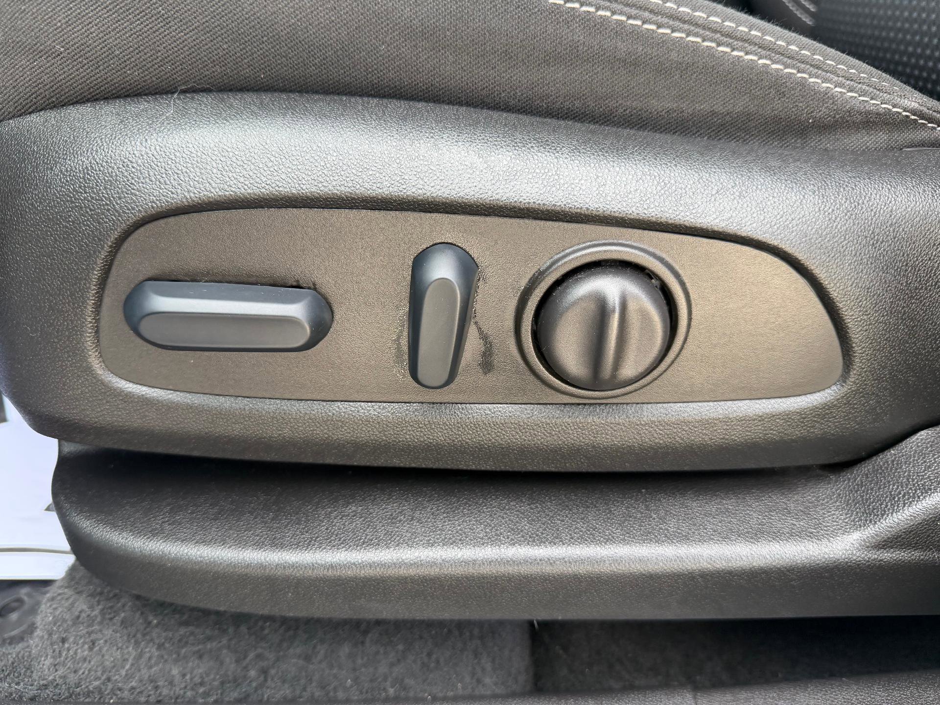 Used 2023 GMC Terrain SLE w/ Driver Convenience Package image 32