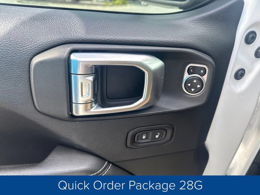Used 2018 Jeep Wrangler Unlimited Sahara AWD/4WD image 12
