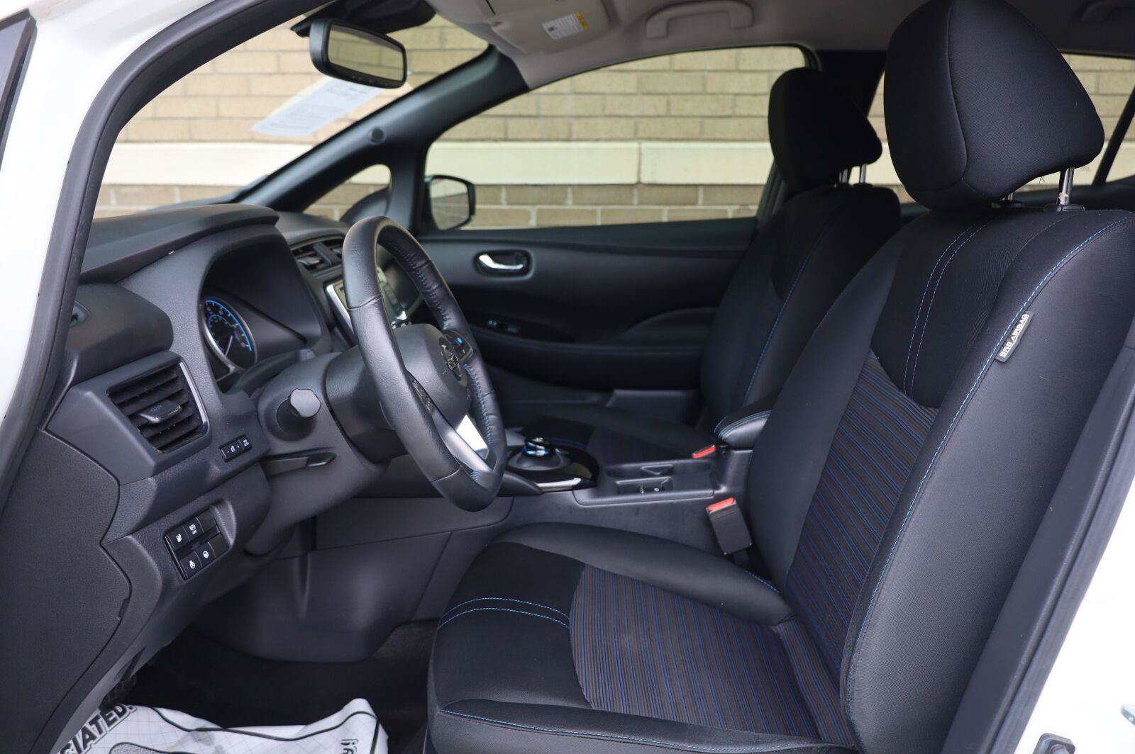 Used 2018 Nissan Leaf SV w/ SV Technology Package FWD image 14