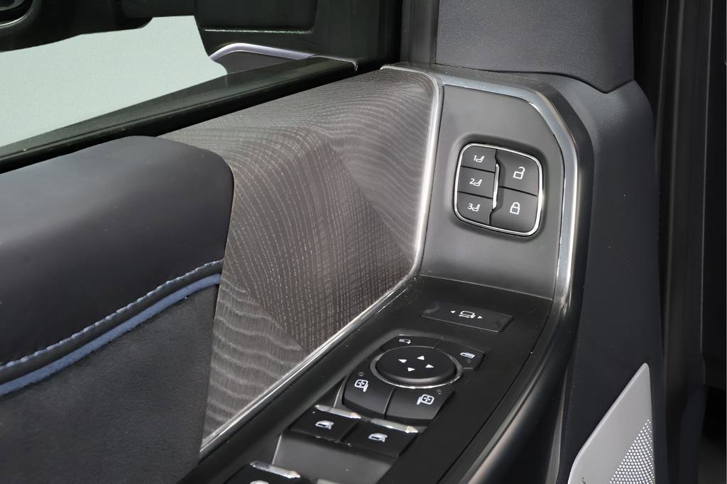 Used 2025 Ford F250 Platinum image 25