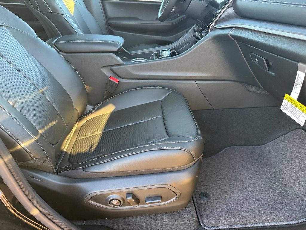 New 2025 Jeep Grand Cherokee Limited w/ Luxury Tech Group II image 8