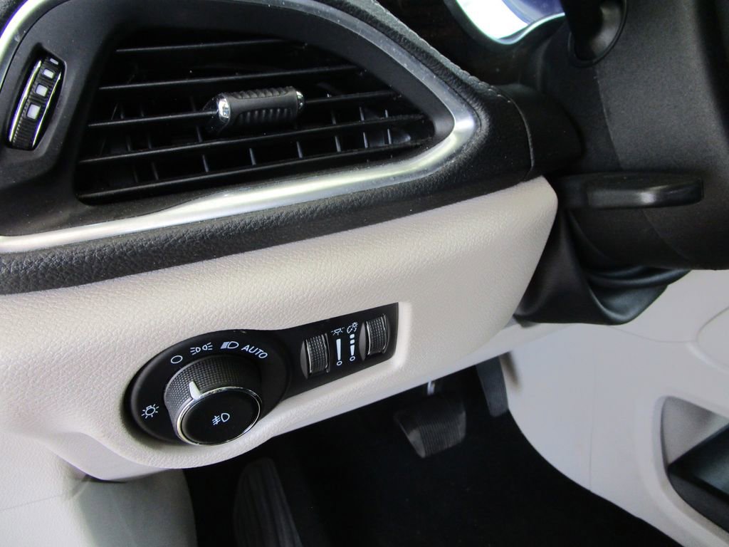 Used 2023 Chrysler Pacifica Limited image 25