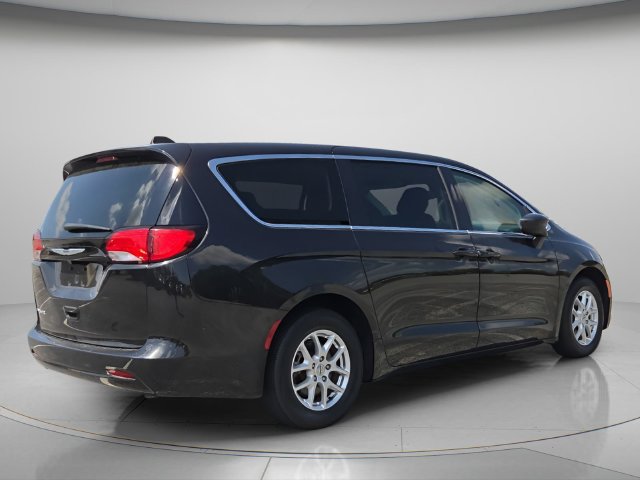 Used 2023 Chrysler Voyager LX FWD image 7