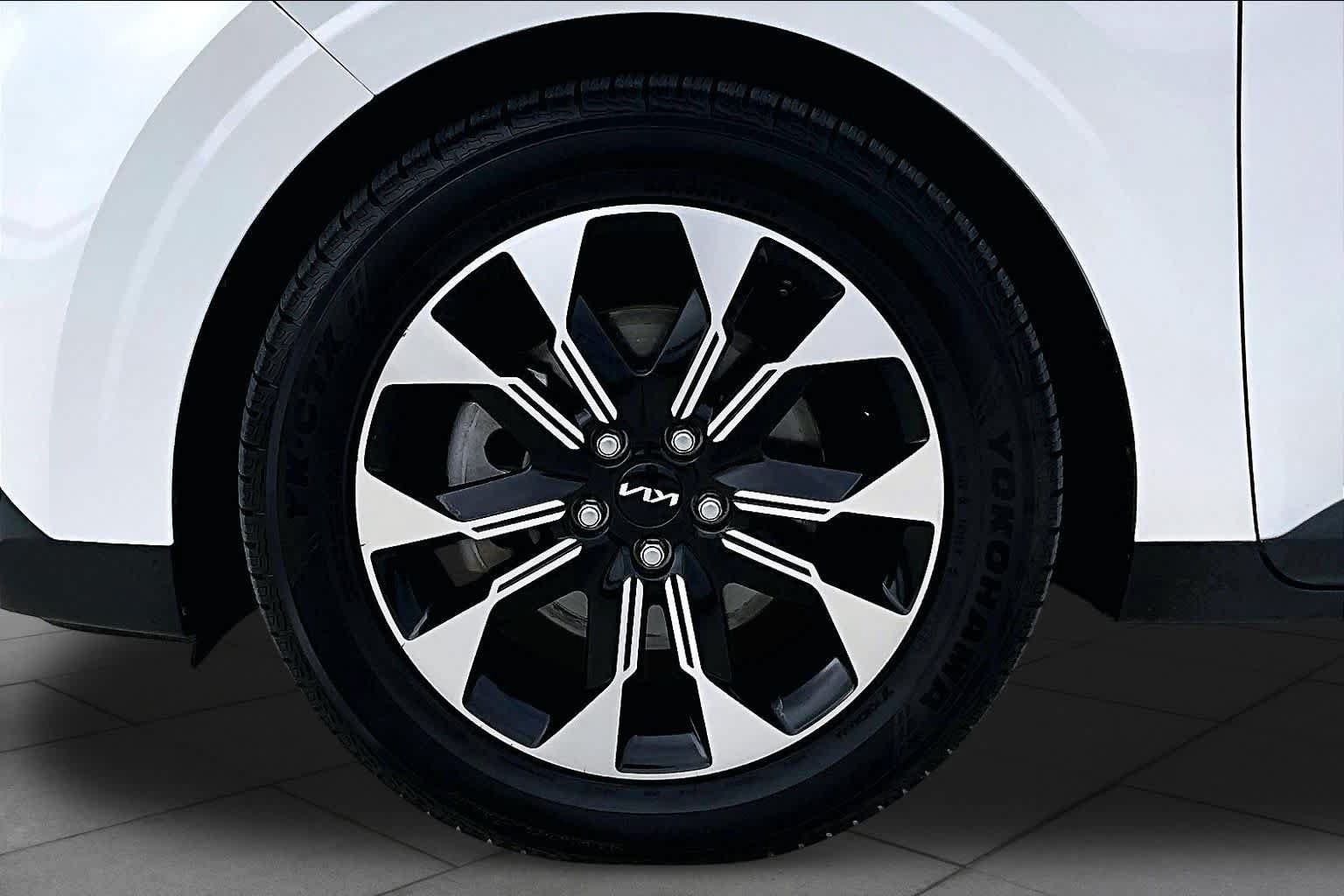 Used 2023 Kia Carnival EX FWD image 10