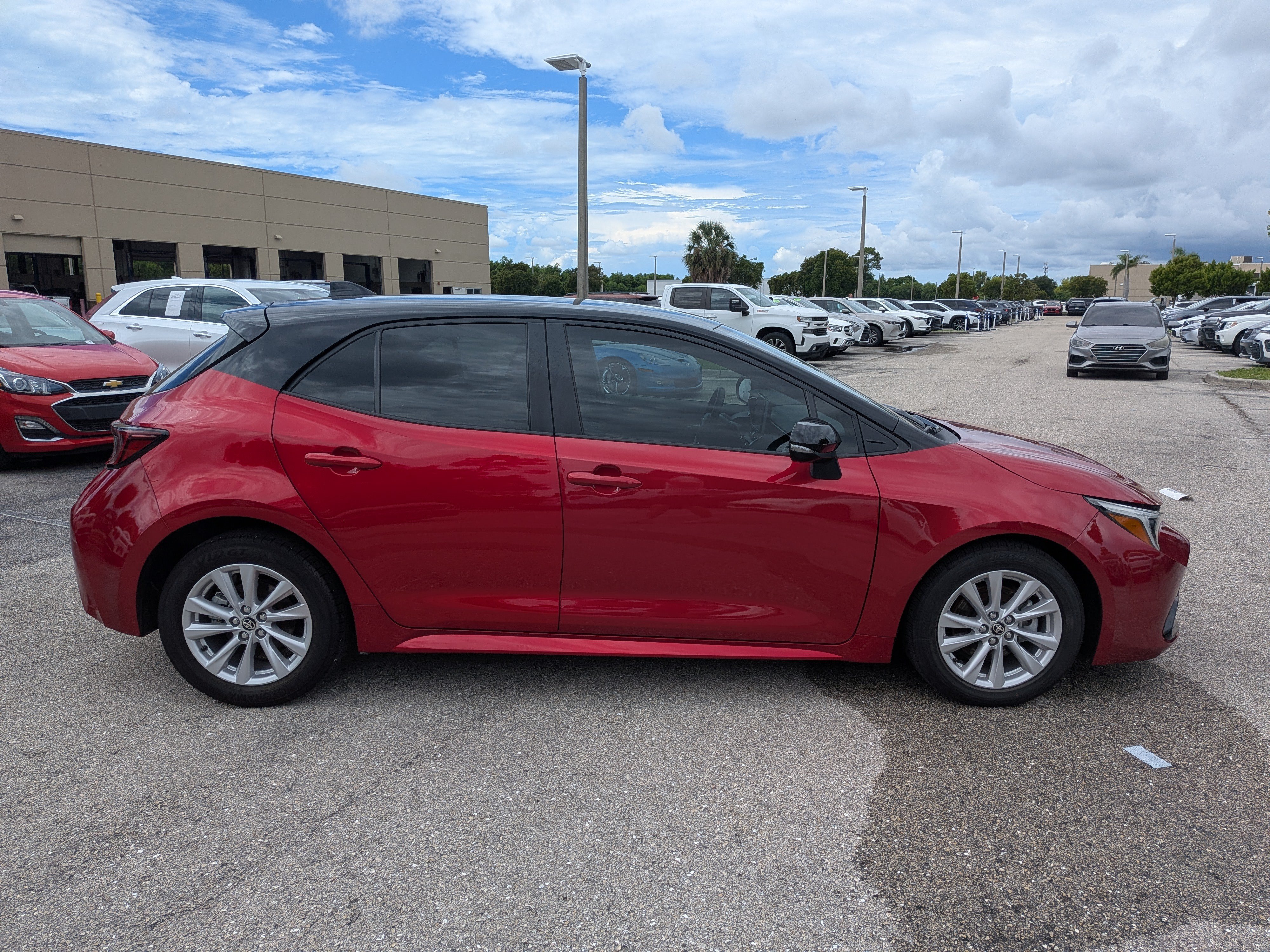 Used 2025 Toyota Corolla SE FWD image 3