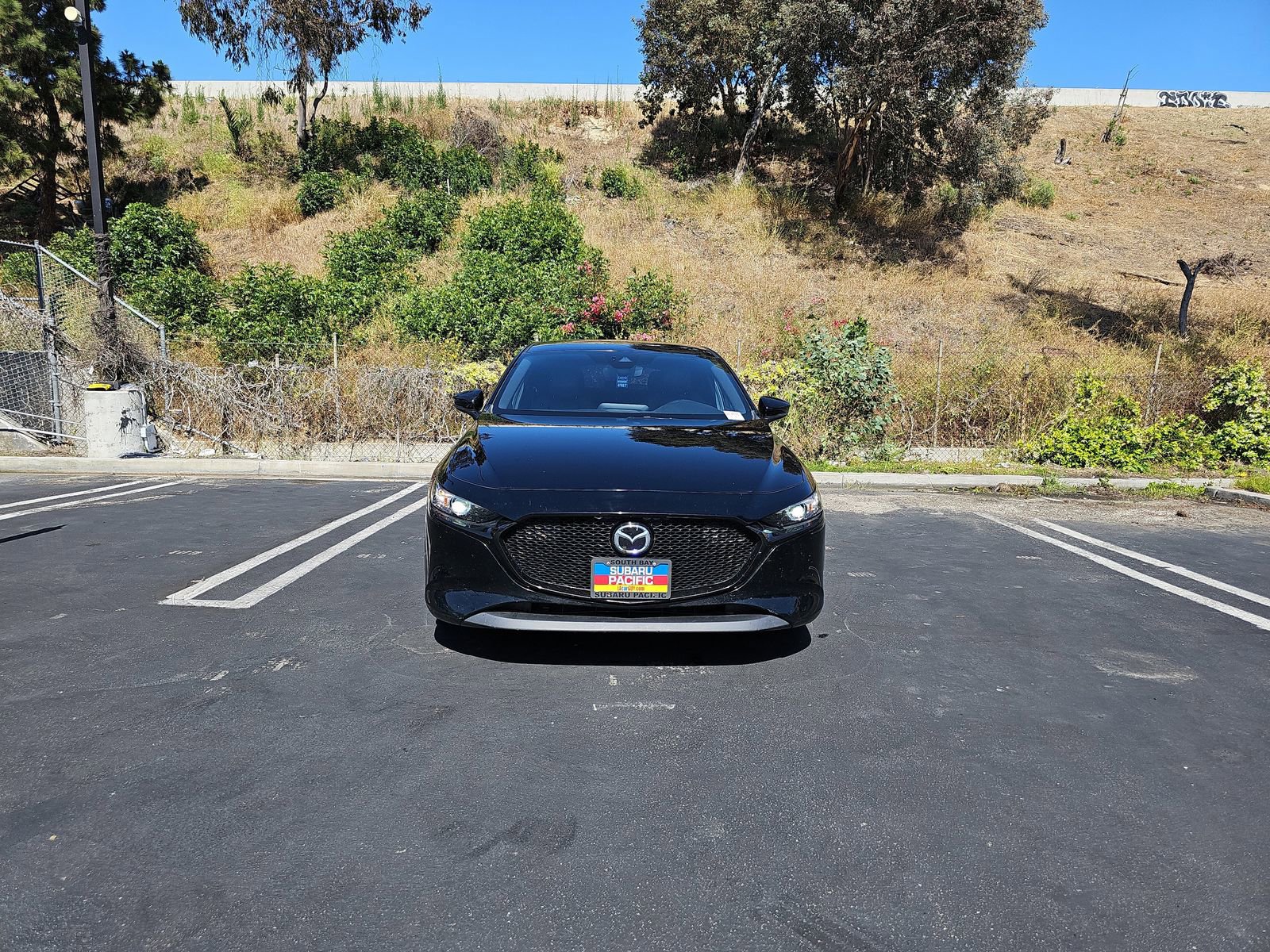 Used 2019 MAZDA MAZDA3 Hatchback w/ Preferred Package FWD image 2