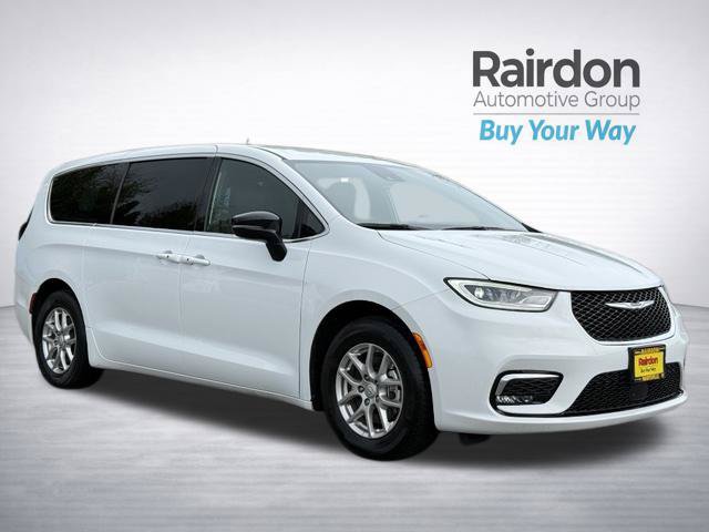 Used 2025 Chrysler Pacifica Select