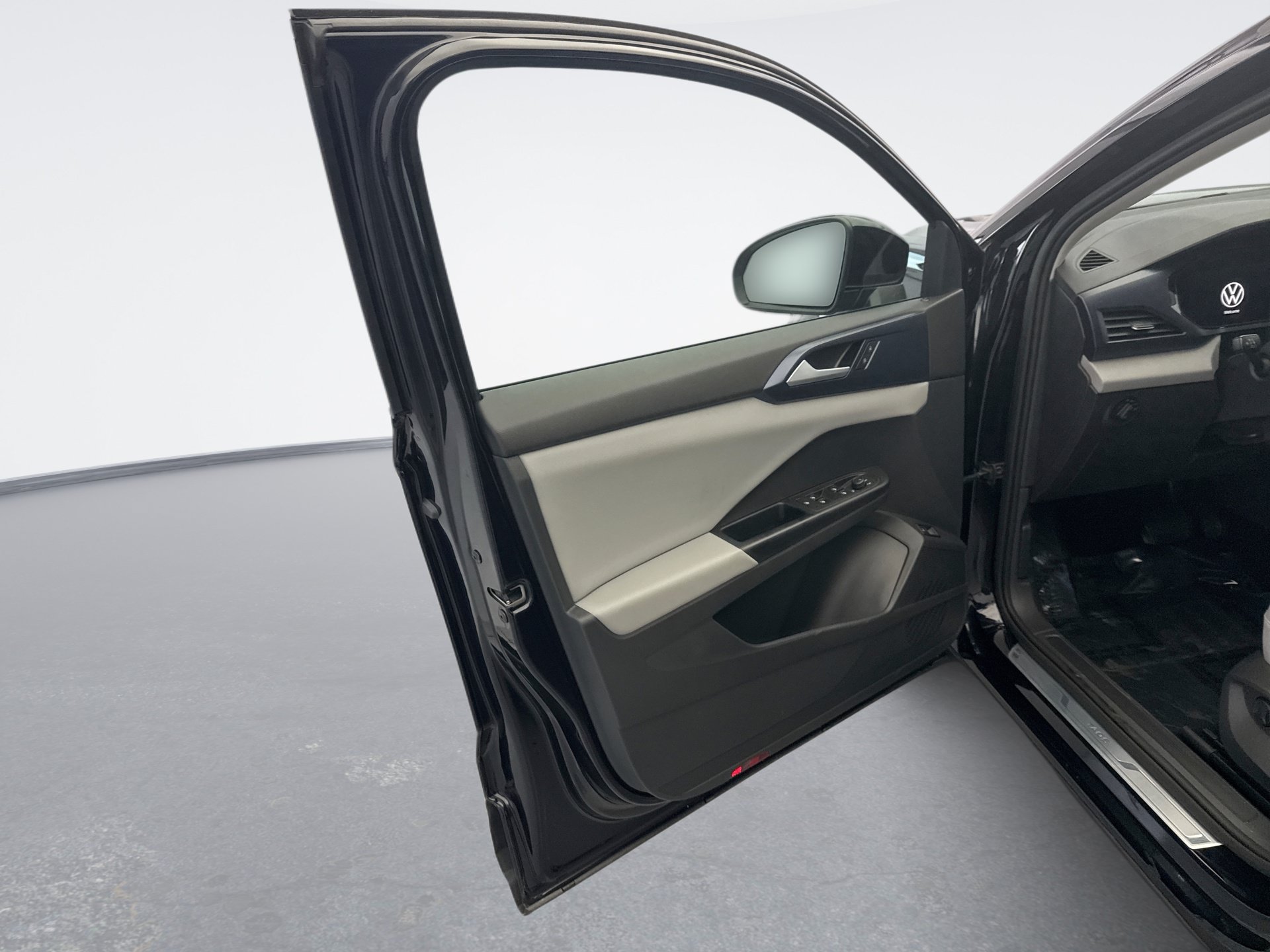 Used 2023 Volkswagen Taos SE w/ Panoramic Sunroof Package AWD/4WD image 9