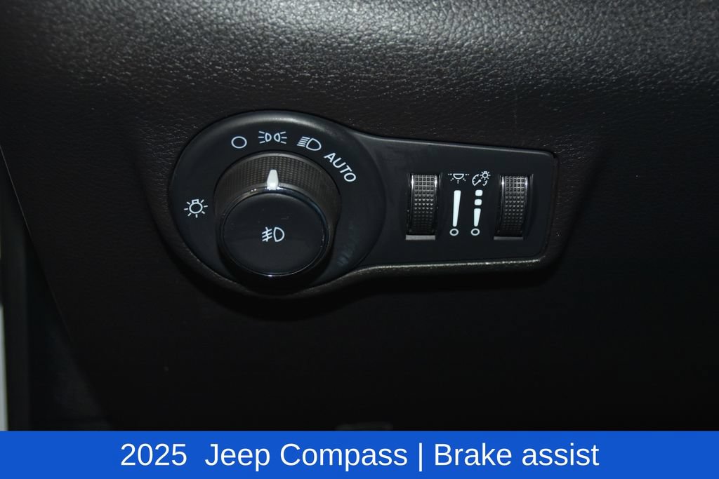 Used 2025 Jeep Compass Trailhawk AWD/4WD image 9