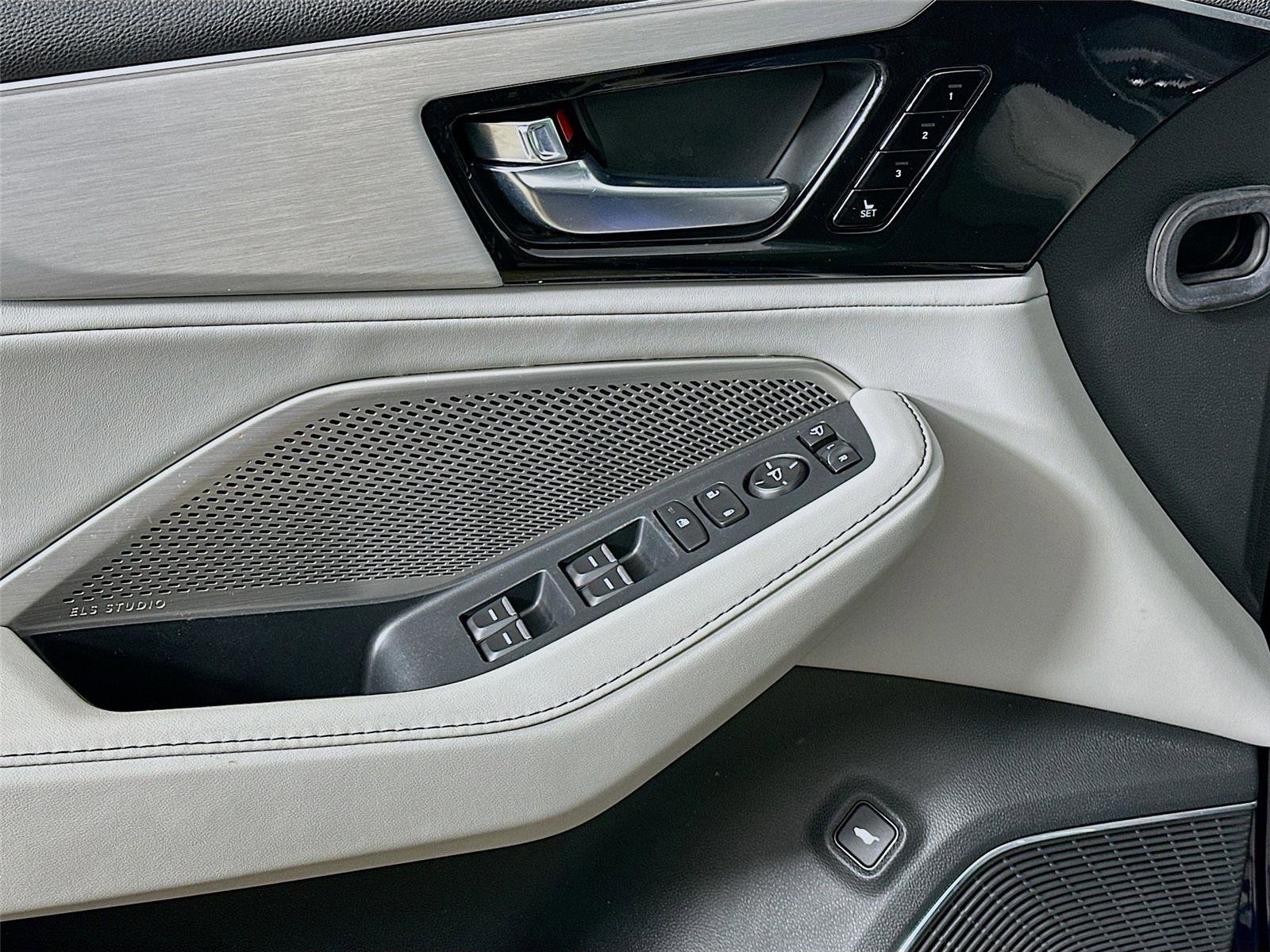 Used 2023 Acura MDX SH-AWD w/ Technology Package image 18