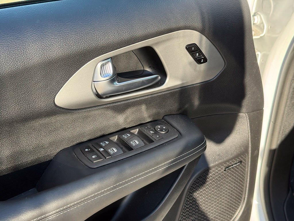 Used 2024 Chrysler Pacifica Limited w/ Uconnect Theater Family Group FWD image 11