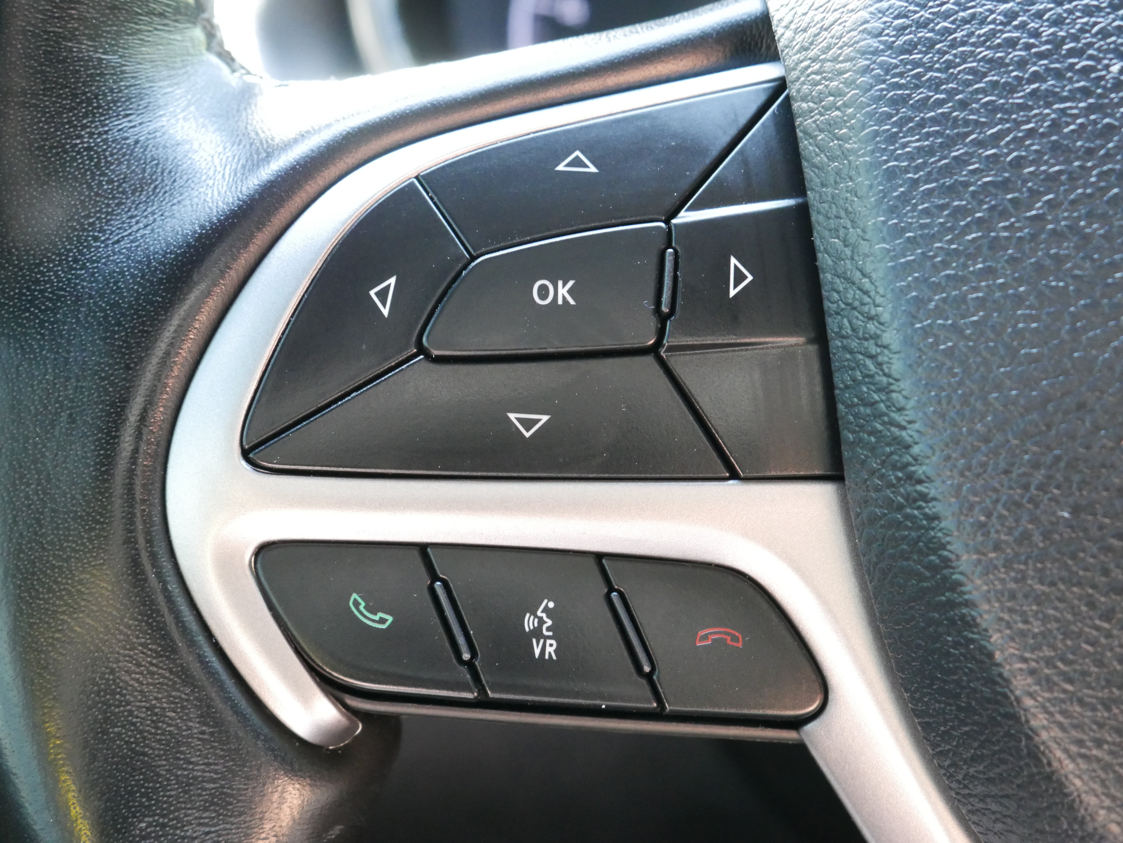 Used 2020 Jeep Grand Cherokee Altitude AWD/4WD image 23