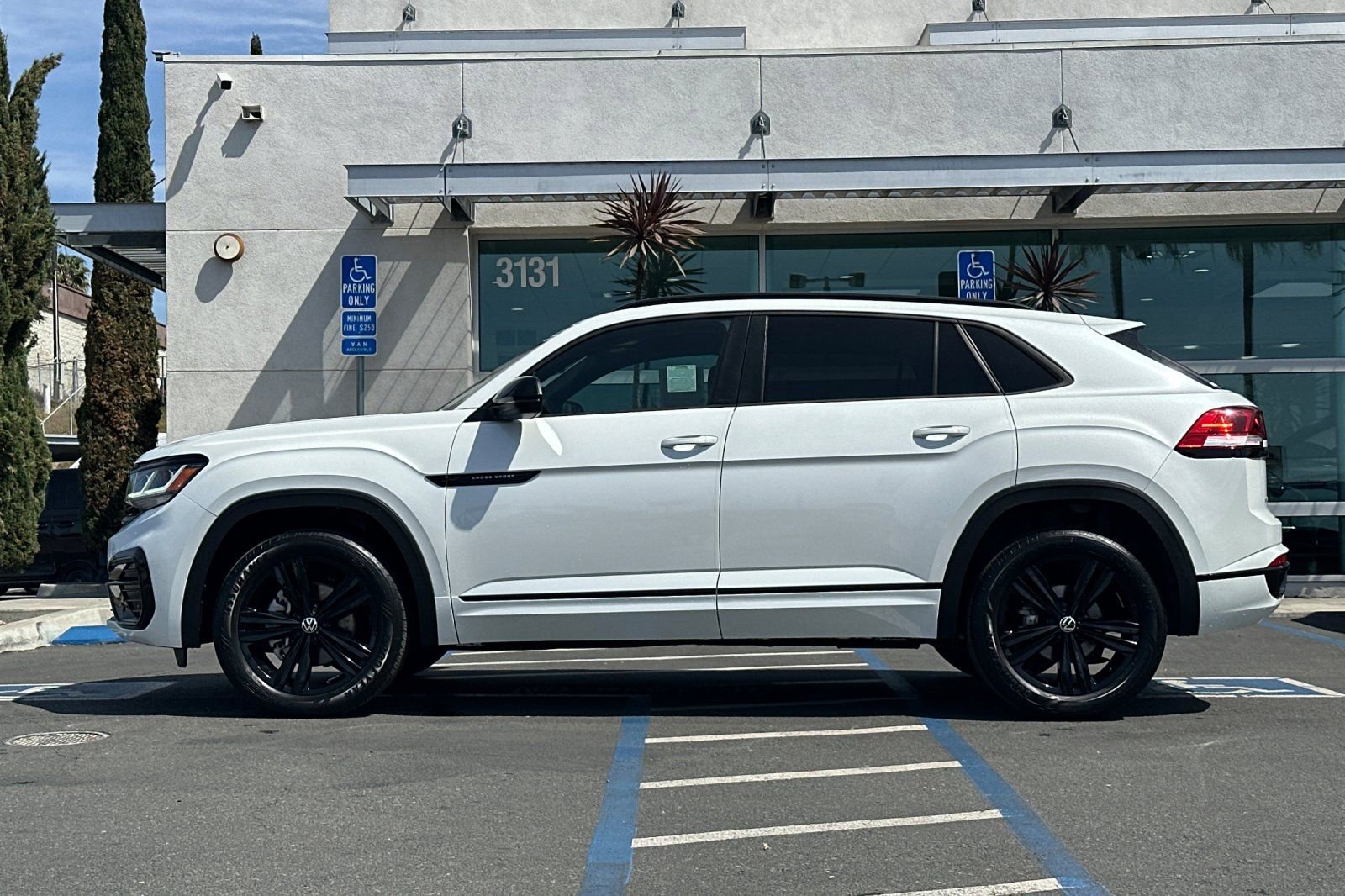 Certified 2023 Volkswagen Atlas Cross Sport SEL R-Line image 7