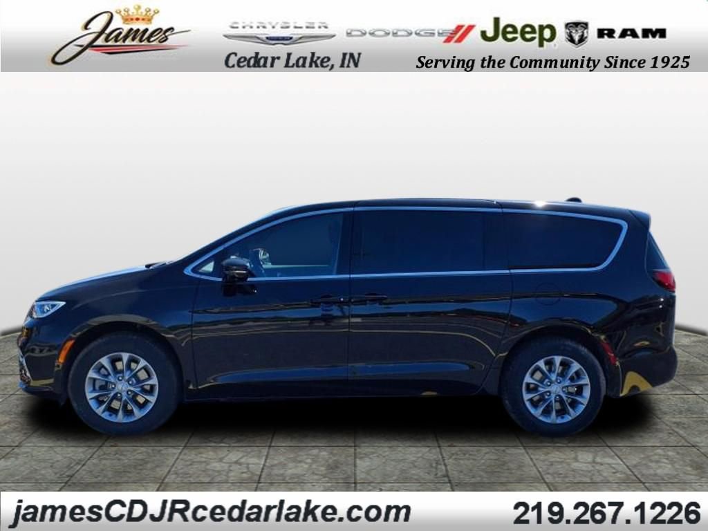New 2026 Chrysler Pacifica Select image 2