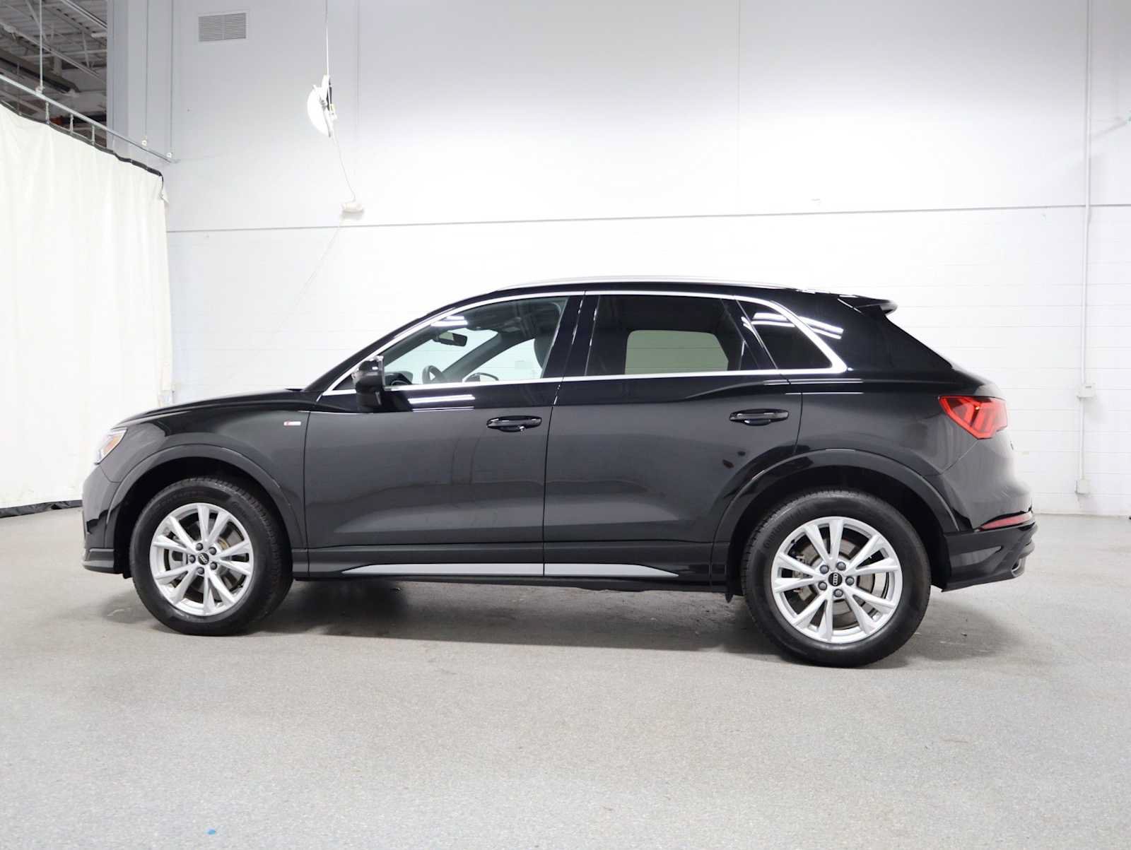 Certified 2025 Audi Q3 2.0T Premium w/ Convenience Package AWD/4WD image 2