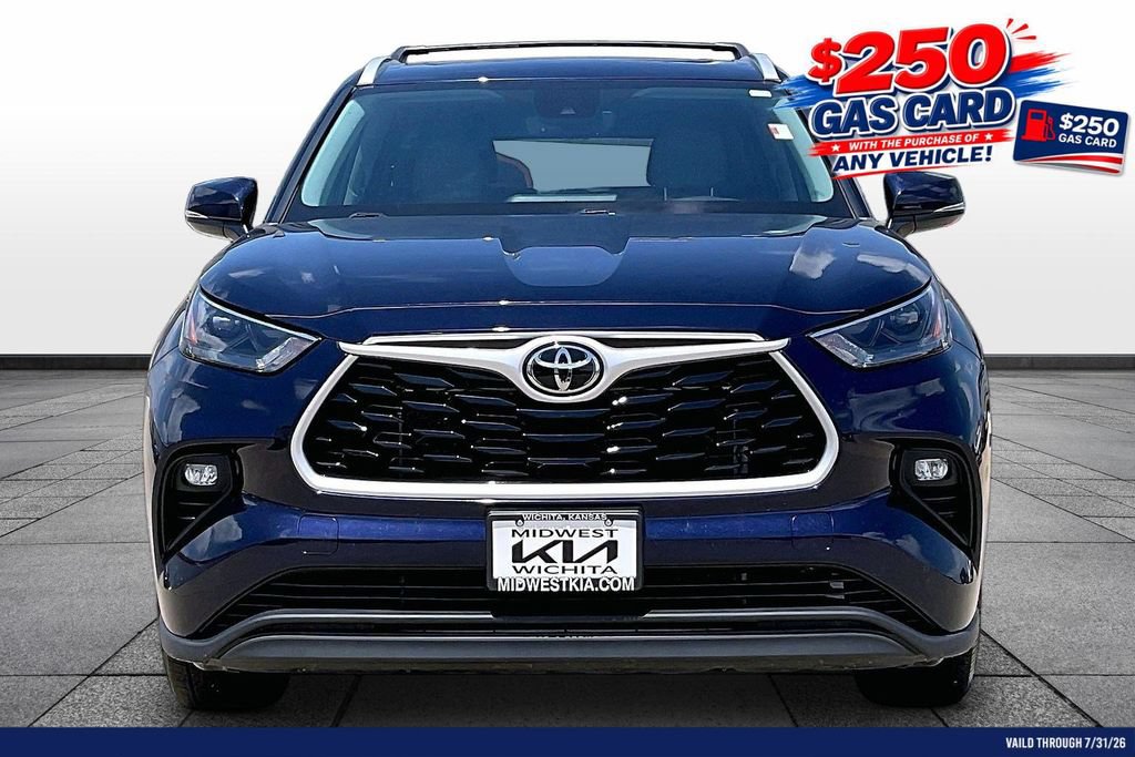 Used 2023 Toyota Highlander XLE AWD/4WD image 3