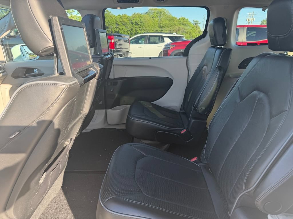 Used 2018 Chrysler Pacifica Limited w/ Tire & Wheel Group FWD image 5
