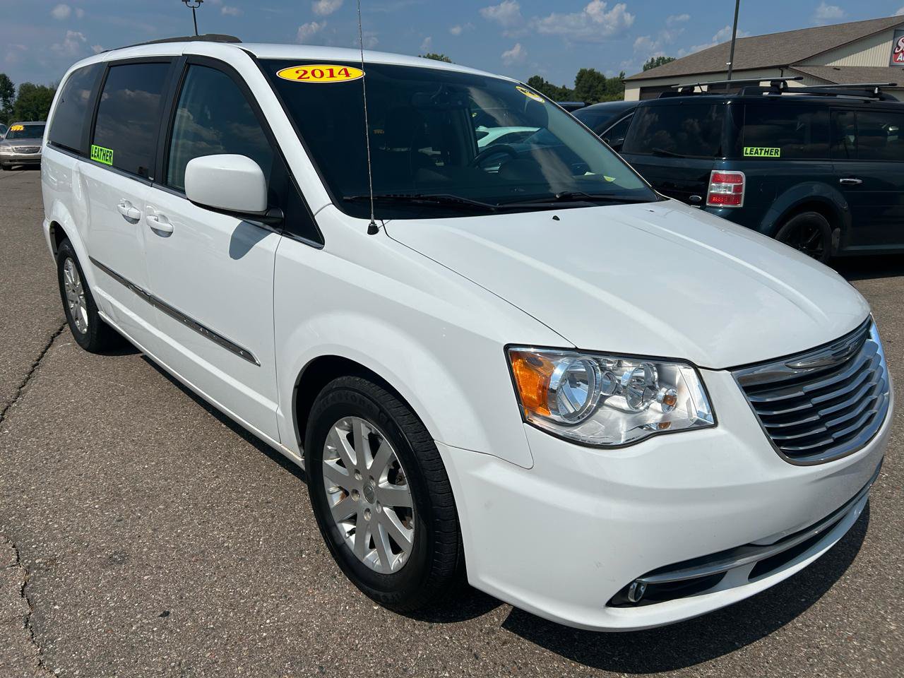 Used 2014 Chrysler Town & Country Touring FWD image 3
